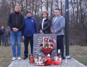 Uczestnicy uroczystości zgromadzeni wokół pomnika poświęconego rotmistrzowi Pileckiemu