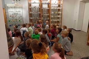 Dzieci w Galerii Dzwonków - słuchają wykładu.