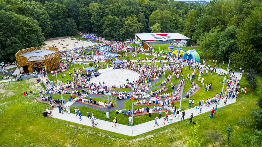 Zdjęcie przedstawia ludzi na Ośrodku Wypoczynku Niedzielnego.