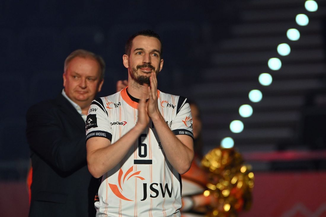 Beniamin Tonutti witający sie z publicznością