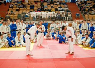 Ukłon zawodników przed rozpoczęciem walki judo