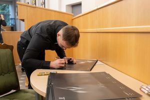 Po mistrzowsku dzielą się dobrem Sportowcy podczas składania autografów na kalendarzach