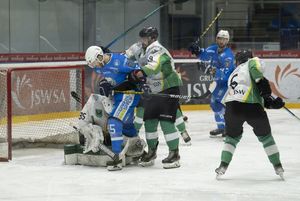 Walka pod bramką Kielera.