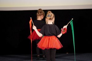 dzieci przebrane za kwiaty na scenie