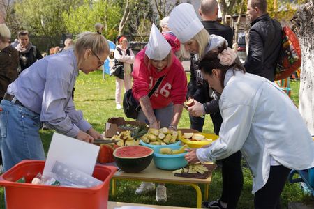 Kobiety przygotowujące poczętunek 