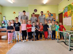 przedszkolaki z hokeistami