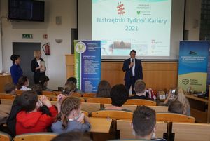 Laureaci konkursu na sali rady miasta