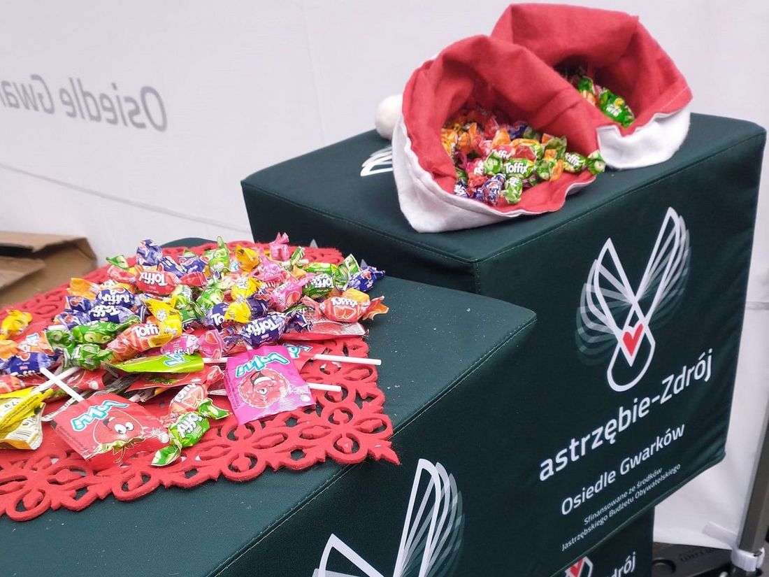 pufy na których leżą cukierki