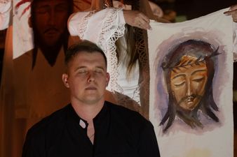 Tomasz Tuszyński obok niego chusta z wizerunkiem Jezusa Chrystusa