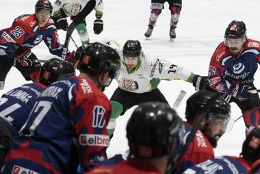 Zdjęcie przedstawia Dominika Pasia w walce z kilkoma zawodnika Torunia.