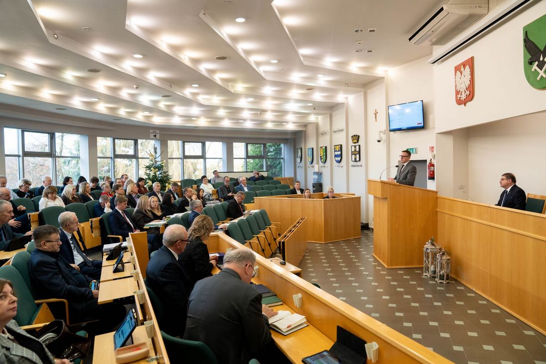 sala sesyjna w Urzędzie Miasta w Jastrzębiu-Zdroju radni zasiadają w ławach
