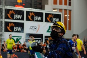 Człowiek przebrany za górnika posyła gadżety w stronę publiczności.