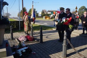 Złożenie kwiatów przed pomnikiem w Bziu