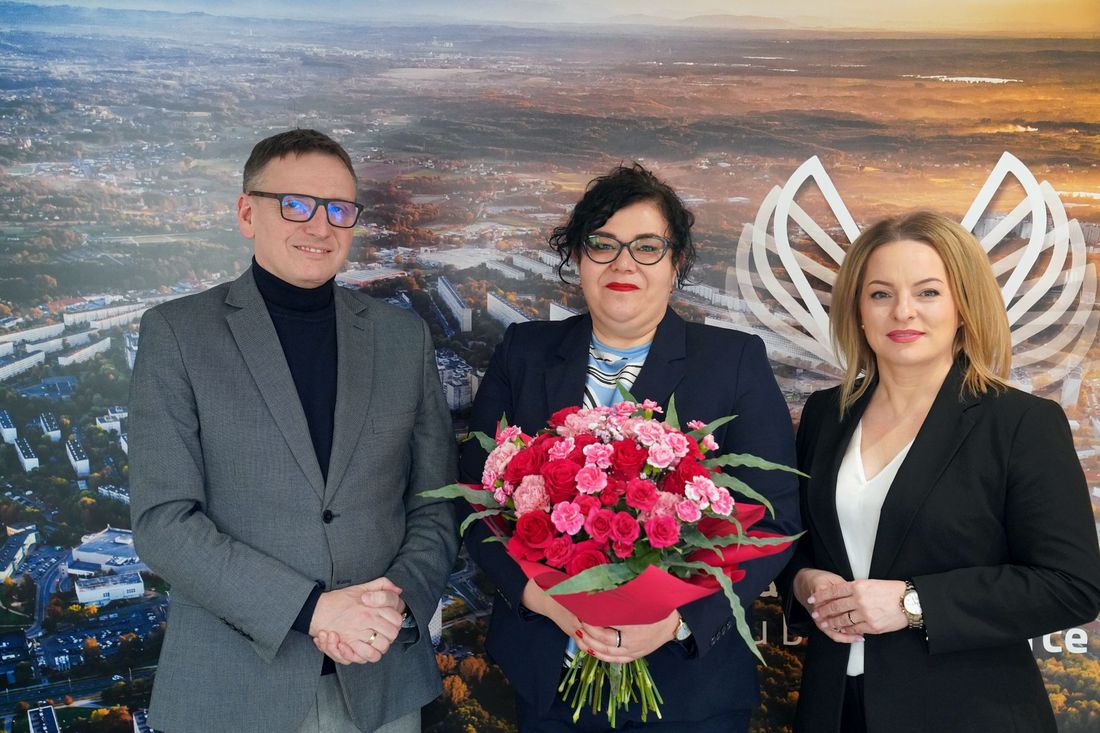 Prezydent Michał Urgoł, Maria Jasionek trzymająca bukiet kwiatów oraz Marzena Kuta stoja w gabinecie prezydenta