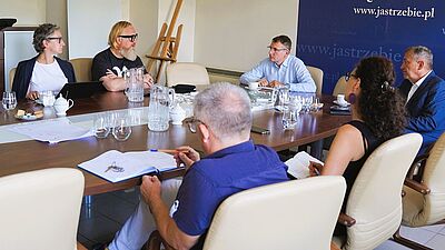 Uczestnicy spotkania siedzą przy stole