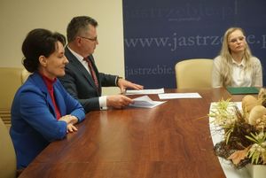 Prezydent Anna Hetman i naczelnik wydziału edukacji rozmawiają z nauczycielkami przy stole konferencyjnym 