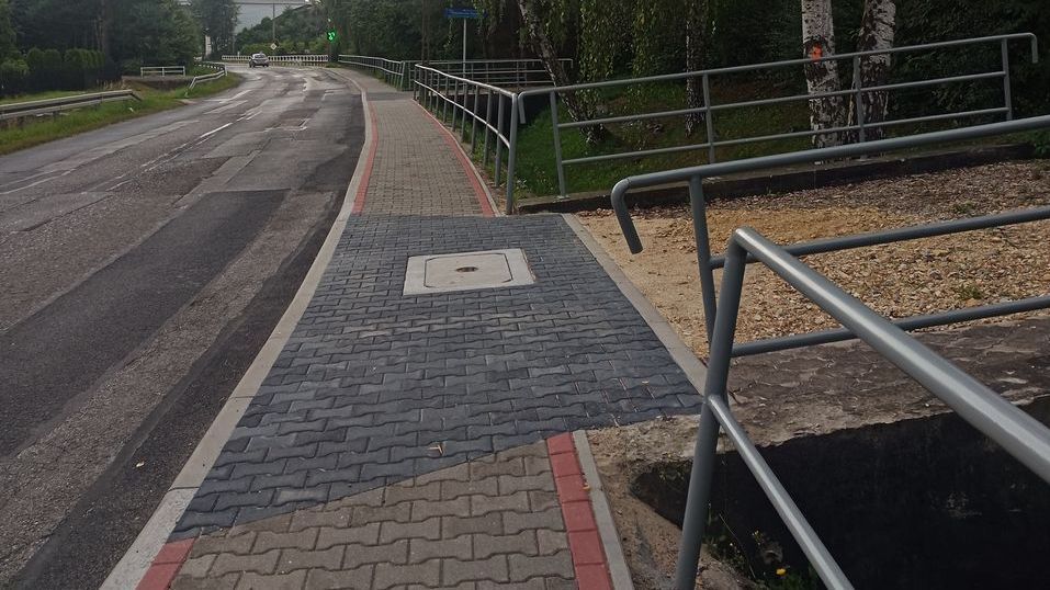 Zdjęcie przedstawia wyremontowany chodnik.