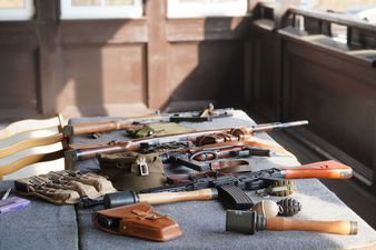 Zabytkowa broń prezentowana na stoliku