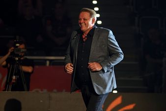 Wbiegający do prezentacji asysten trenera Leszek Dejewski