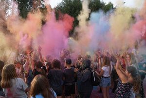 eksplozja kolorów, tłum ludzi pokrytych kolorowymi proszkami