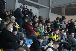 Kibice podczas przerwy.