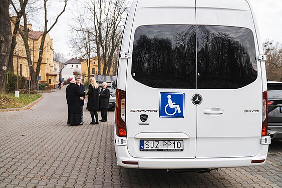 pojazd z tyłu z logiem niepełnośprawności