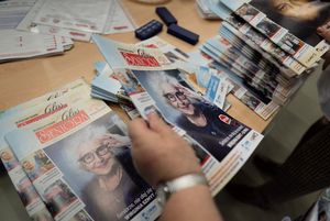 Ktoś ogląda gazetę Głos Seniora.