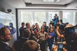 Mężczyzna odpowiadający telewizji