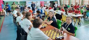 szachiści z UKS Pionier podczas festiwalu "Szachy w ustroniu łączą pokolenia"