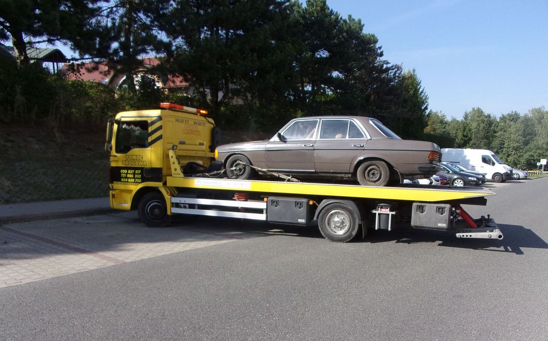 Zdjęcie przedstawia wywóz wraku pojazdu.