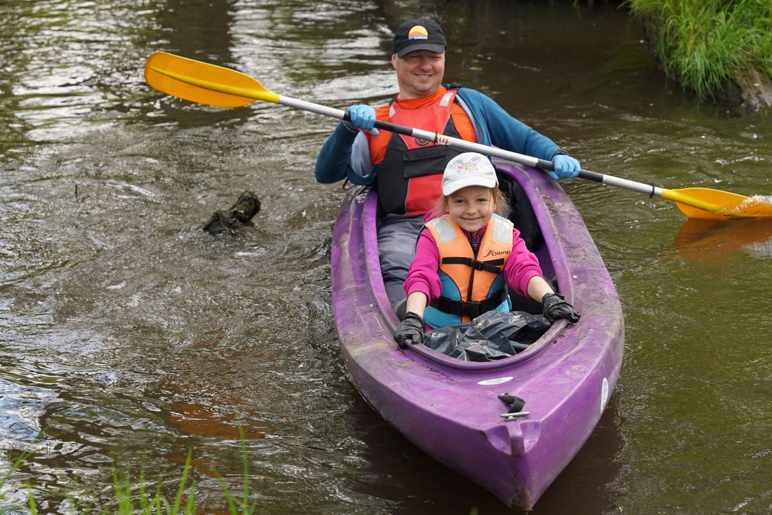 Zdjęcie przedstawia sprzątanie rzeki Szotkówki.