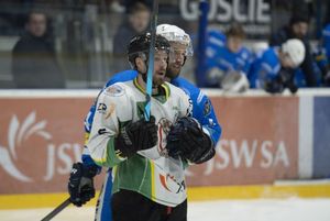 Zawodnicy zaskoczeni po akcji i decyzji sędziego.