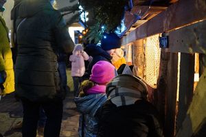 Zdjęcie przedstawia żywą szopkę.