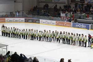 Zawodnicy drużyny młodzików i żaków starszych prezentują medale.
