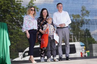 Preydent michał Urgoł oraz dyrektor Marzena Kuta wraz z nagrodzonym dzieckiem i jego opiekunką