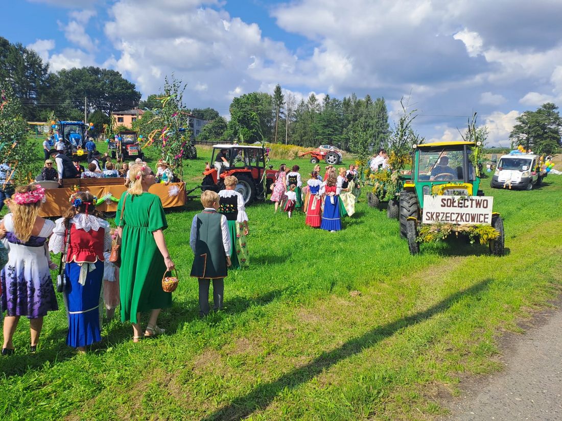 Zdjęcie przedstawia ludzi podczas dożynek.