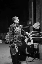 Mężczyzna podczas przy tworzeniu dzwonu