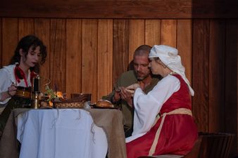 Grupa osób siedząca przy stole