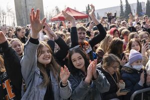 Dzieci i młodzież bawi się pod sceną.