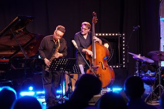 Duet artystów na scenie