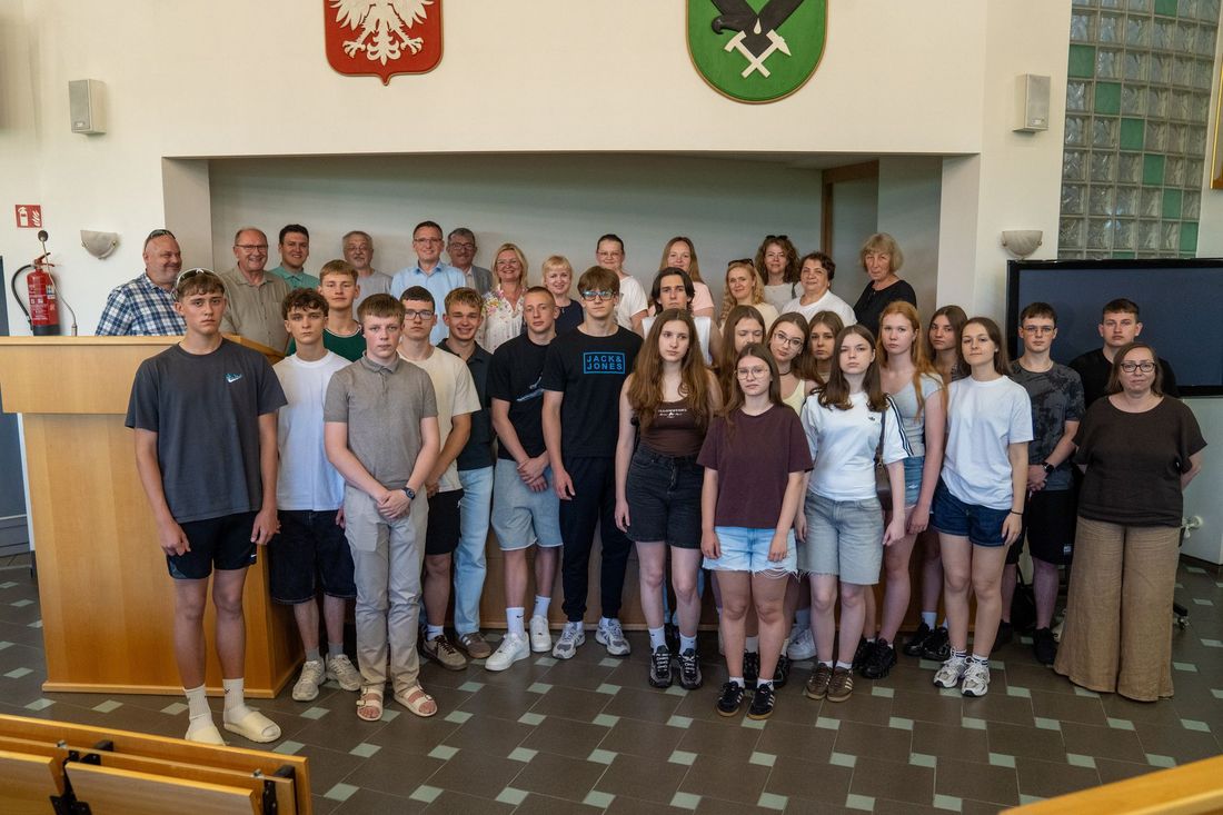 młodzież z Soleczników, zaproszeni goście i gospodarze podczas pozowania do zdjęcia