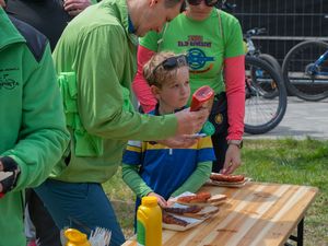 Uczestnicy rajdu jedzący kiełbasę