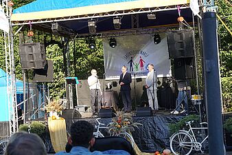 ksiądz prezydenci Michał Urgoł i Andrzej Matusiak na scenie