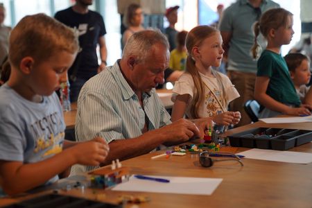 Dorosły mężczyzna i dzieciaki podczas składania modeli