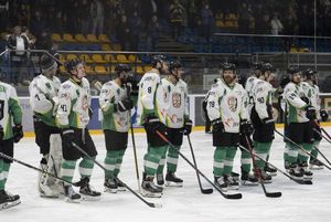 Radość hokeistów po wygranym meczu.