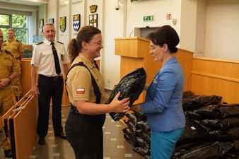 Prezydent wręczająca specjalistyczną oddzież