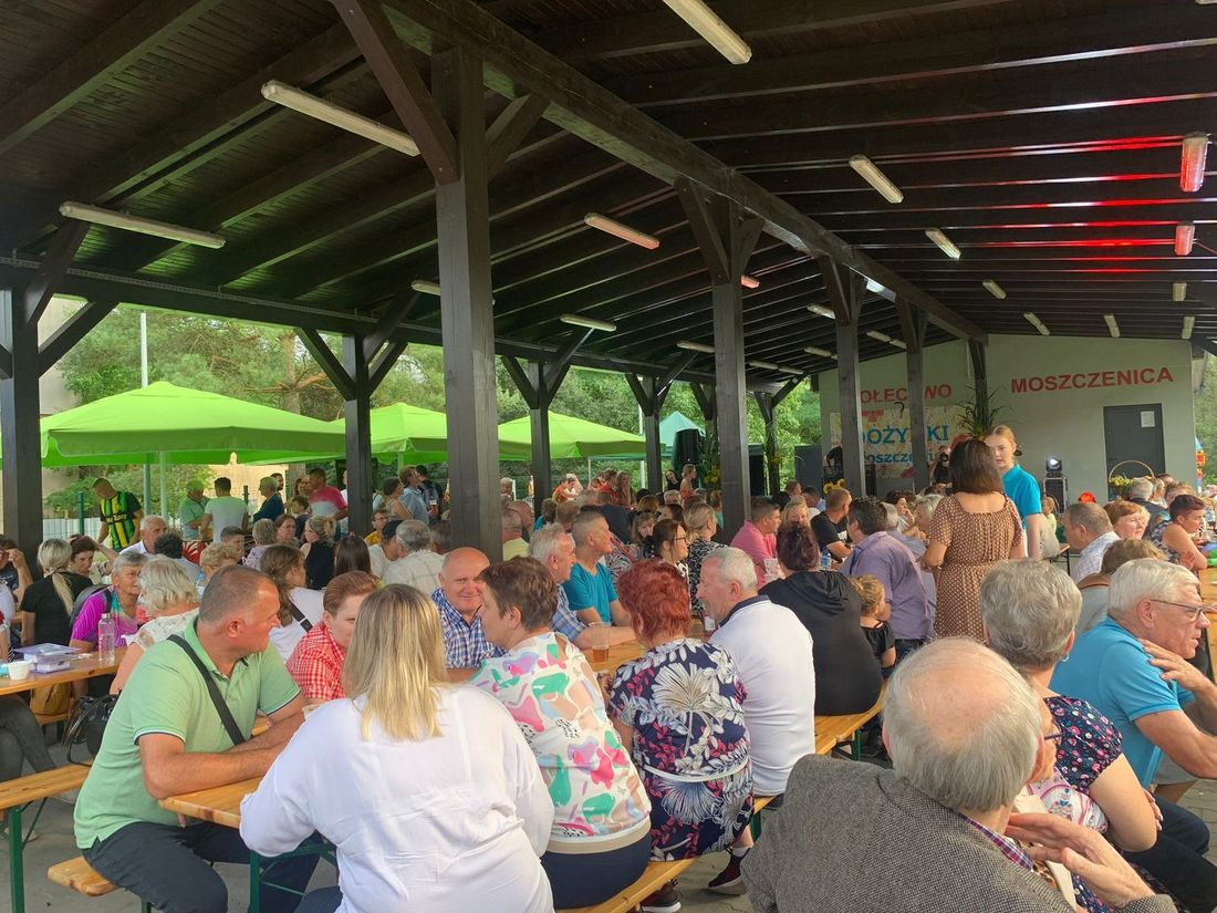 Zdjęcie przedstawia dożynki w Moszczenicy.