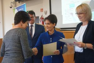 Prezydent Anna Hetman wręcza nagrody