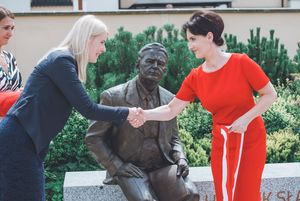 Anna Hetman i Marta Ritecz-Sekulić przecinają wstęgę