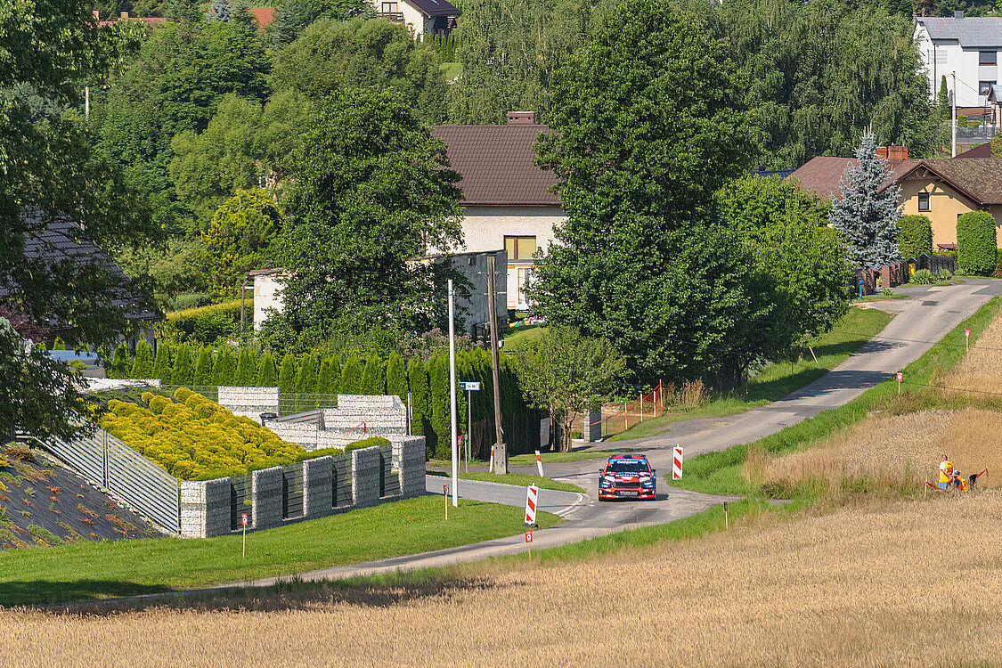 szeroki kadr na trase i znajdujący się na nim samochód